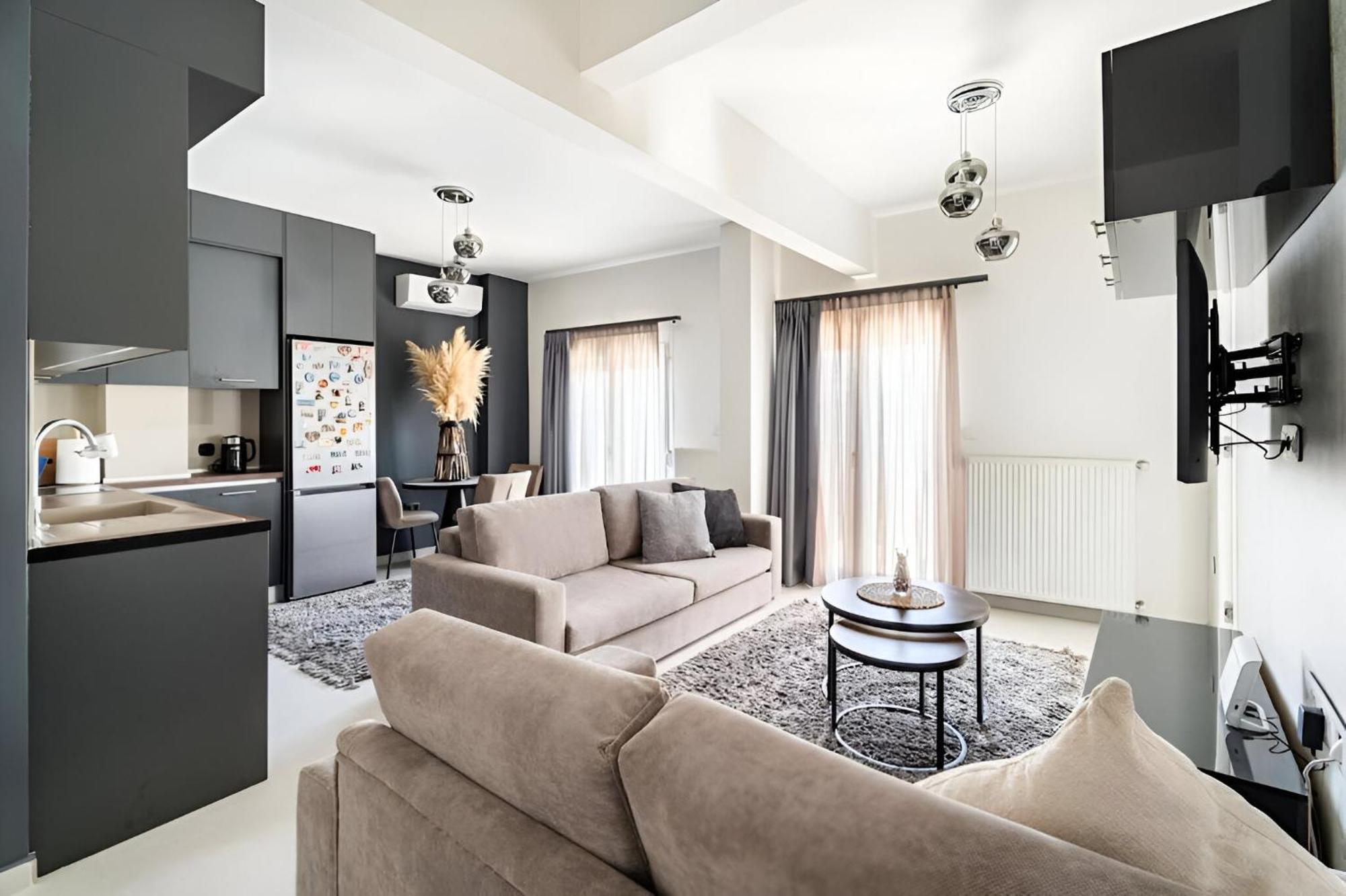 Elegant, Modern & Spacious Apartment In Thessaloniki With Balcony ภายนอก รูปภาพ